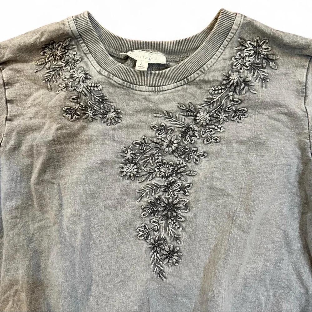 Solitaire 100% Cotton Faded Grey Floral Embroidered Crewneck Sweater size Large - Picture 4 of 7